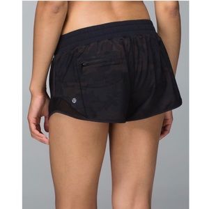 EUC lululemon OG Hotty Hot short black camo, 4